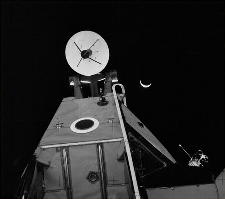 AS 14-64-9193 - Crescent Earth and LM
Per questo bellissimo frame, solo una curiosità: accanto alla "falce di Terra" si riesce a vedere una stella.
Questa immagine - al pari di molte altre - è dedicata dallo Staff di Lunar Explorer Italia a tutti gli Scienziati e gli Esperti che, da 35 anni, ci dicono che le stelle, nei frames Apollo, NON si vedono e NON si possono vedere...
Parole chiave: From the Moon - The Lunar Module