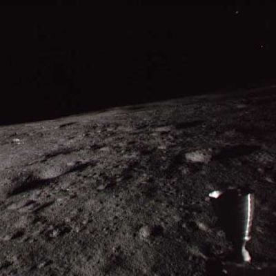 AS 14-65-9203 - Star-like objects on sight!
I primi "star-like" objects, che non si riesce assolutamente a capire se siano effettivamente delle stelle o se si tratti di "altro". Noi Vi offriamo le immagini che siamo riusciti a trovare e che ci sembrano belle ed interessanti. Circa la risposta al quesito (ormai annoso...) relativo ai punti luminosi che possiamo vedere anche in questo frame (in alto alla Vostra Dx), Vi invitiamo a guardare la fotografia, studiarla e poi formulare l'ipotesi che più Vi pare verosimile...
Parole chiave: Moon - Controversial