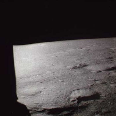 AS 14-65-9207 - Moon Panorama
Una prima - significativa - valutazione possiamo farla osservando questa immagine. Che cosa c'è di strano? Secondo noi è "strana" la sfuocatura dell'orizzonte. Questo fenomeno degli orizzonti lunari sfuocati è stato già esaminato da tanti Ricercatori e Studiosi e sono state dette, come è giusto che sia, tantissime cose (inclusa la considerazione secondo cui queste fotografie o sono false o, almeno, sono state - in qualche modo - alterate). Una risposta categorica ed assolutamente valida per tutte le immagini controverse e che presentano questo strano "vizio di messa a fuoco" è impossibile ma, almeno in questo specifico caso, trattandosi di un'istantanea ripresa dall'interno del LM, è possibile che la sfuocatura sia dovuta al fatto che il finestrino del Modulo Lunare dal quale si riprendeva l'esterno non fosse proprio pulitissimo. O magari il finestrino stesso si era leggermente appannato, così provocando la sfuocatura dell'intera immagine.
Si tratta di ipotesi, naturalmente. Se ne avete anche Voi, ditecele!
Parole chiave: Moon Panorama