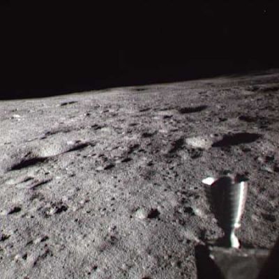 AS 14-65-9208 - Moon Panorama and a little star?
Se osservate alla Vostra dx, in alto, potrete vedere uno star-like object che, a nostro avviso, è lo stesso che abbiamo incontrato nel frame 9203. Se così fosse, avremmo una nuova evidenza oggettiva del fatto che le fotografie Apollo contengono immagini di corpi stellari, nonostante quanto continuino a dire (anche in recenti trasmissioni televisive...) svariati "Super-Esperti" di Astronomia, Astronautica e Fotografia Spaziale.
Parole chiave: Moon - Controversial