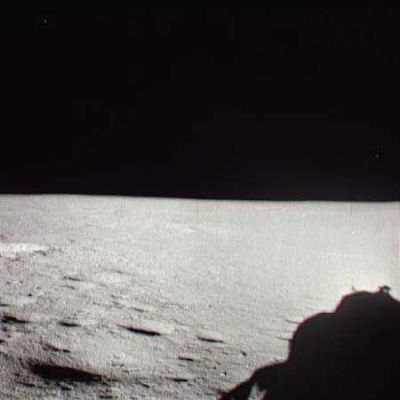 AS 14-65-9211 - Moonscape and 2 star-like objects
Prosieguo della panoramica esterna e, come è diventata quasi consuetudine, appaiono altri 2 star-like objects. Non siamo - purtroppo, in possesso del frame originale uncompressed e quindi non possiamo sbilanciarci - per oggettiva carenza di elementi di valutazione - sulla possibile/plausibile natura dei 2 corpi luminosi che si possono vedere - abbastanza chiaramente - alti sull'orizzonte lunare.
Parole chiave: Moon - Controversial