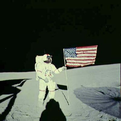 AS 14-66-9231 - Standing with the Flag
Un "classico" delle Postcards from the Moon: uno degli Astronauti posa accanto alla Bandiera. E' un'immagine piuttosto ingenua, se ci permettete questa espressione, ma molto bella e noi pensiamo sia giusto proporla.
Parole chiave: Postcards from the Moon