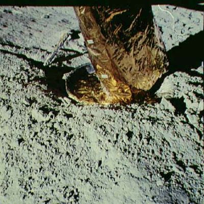 AS 14-66-9234 - Way down, deep down in the sand
Un dettaglio di una delle "zampe" (landing pad) del LM che giace semi-affondata nella sabbia Lunare. Dato che in passato si era parlato anche - e per tante volte - del LM il quale, secondo alcuni, era perennemente pulitissimo (troppo!) e delle sue "zampe" le quali apparivano sempre immacolate e del tutto libere dalla, pur collosa, "Moon dust", eccoVi un'immagine che mostra (finalmente) una parte del LM che si è "sporcata". Sembra una sciocchezza, ma è su dettagli come questi che si costruiscono le leggende relative al cosiddetto "Moon Hoax"!
Parole chiave: The Lunar Module