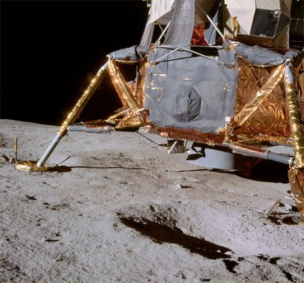 AS 14-66-9254 - LM and "disturbed" soil
Original caption:"114:53:38 MT. Frame from Al's 4 o'clock pan. Right side and aft section of the LM, looking South. An excellent picture of the LM with many structural details are visible. The area under, and slightly behind the engine bell shows evidence of disturbed soil resulting from the Descent Engine exhaust. 
Also visible in the crater next to the rear (-Z) footpad is the track made by the probe as it scraped across the surface. 
The right (+Y) footpad has dug into the soft rim of a crater, causing the LM to slide slightly. Refer, also, to AS 14-66-9269, a view of the left (-Y) footpad to see more evidence of this northward slide".
Parole chiave: Lunar Module