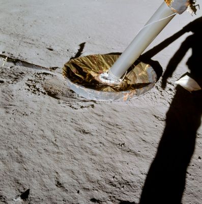 AS 14-66-9269 - The minus-Y footpad (dust free, of course...)
Close-up of the minus-Y (south) footpad, showing the left-to-right LM motion ("sliding") at touchdown and right after it. 
Parole chiave: LM