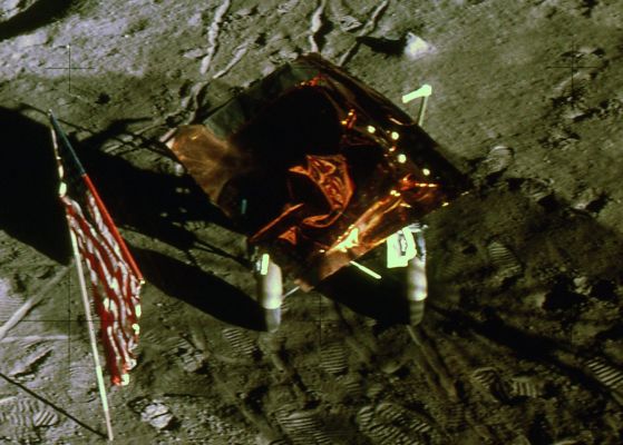 AS 14-66-9324 - A basket full of gold?!? (ORIGINAL-HD-detail mgnf)
Un'immagine davvero interessante e completamente inesplicabile, finalmente nella sua versione originale ed uncompressed: il cestello su ruote che doveva contenere i campioni di rocce Lunari e quant'altro gli astronauti avessero reperito sulla superficie della Luna che fosse risultato interessante e meritevole di essere riportato a Terra, è stato riempito. Già, ma con che cosa? Nonostante la eccezionale qualità del frame originale (di cui qui Vi proponiamo solo un dettaglio) non siamo comunque sicuri di aver capito che cosa sia quel materiale color oro che riempie il cestino. Sulla base di quanto eravamo riusciti a risolvere dell'immagine compressa avevamo ipotizzato che si trattasse di attrezzi speciali degli astronauti, oppure di pezzi di ricambio del LM o, forse, di rottami. Ora, dopo aver analizzato il frame originale, abbiamo ristretto le ipotesi a due. Secondo noi, infatti, sul carrello può essere stata appoggiata: 
1) una lamina di metallo la quale, a giudicare dai riflessi, potrebbe essere...
Parole chiave: Highly Controversial