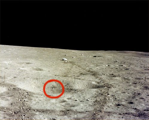 AS 14-66-9337 - After the final EVA: javelin & golf ball in a crater
Questo frame rappresenta, più che un'istantanea storica, diremmo una curiosità: abbastanza chiaramente visibili, infatti, nel cratere non molto profondo posto in primo piano (e leggermente alla Sx dell'Osservatore) si riescono a vedere, nella cerchiatura rossa, il giavellotto scagliato da Shepard (un gioco più che un esperimento) e la pallina da golf che venne scagliata sempre da questo grande Astronauta (e, a quanto si racconta, un appassionato "golfista") il quale volle essere il "primo giocatore di golf" che avesse scagliato un tiro (si dice usando la sua mazza preferita) sulla Luna.
Parole chiave: Moon Panorama