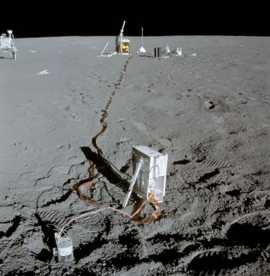 AS 14-67-9372
"Locator" to the Central Station from the Suprathermal Ion Detector Experiment - SIDE (on the right) and Cold Cathode Ion Gauge - CCIG (on the left). 
Parole chiave: Lunar equipment, tools and materials