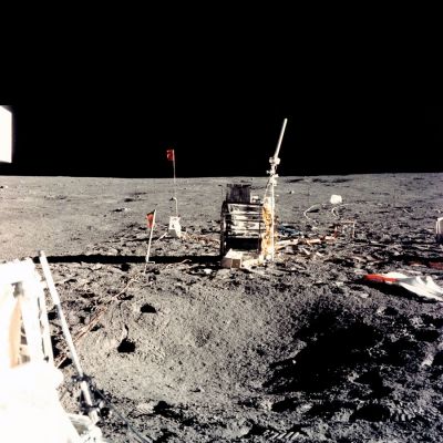 AS 14-67-9376 - Lunar equipment
Geophone/thumper anchor flag, mortar pack, Central Station, Charged Particle Lunar Environment Experiment (CPLEE) and assorted packing material. 
Parole chiave: Lunar equipment, tools and materials