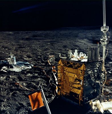 AS 14-67-9384 - Lunar equipment and a "blue streak"
View to the northeast of the Central Station and, at the left, the Passive Seismometer experiment. The "blue streak" at the upper left is undoubtedly a film defect. 
Parole chiave: Lunar equipment, tools and materials
