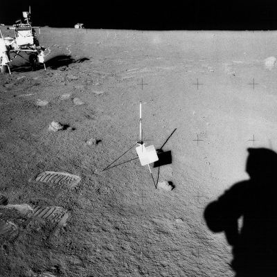 AS 14-68-9809 - The LM in the distance, MET and the Gnomon
Un'immagine piuttosto suggestiva, anche se non particolarmente significativa. Il LM, visbile in lontananza, sembra oltremodo fragile e sbilenco; la linea dell'orizzonte Lunare, come spesso abbiamo notato e sottolineato, appare "tagliata di netto". Qualche riserva l'abbiamo anche sul cielo, caratterizzato da quel nero così spesso e denso da farci pensare che sia stato 'dipinto a mano'...
Parole chiave: Lunar equipment, tools and materials