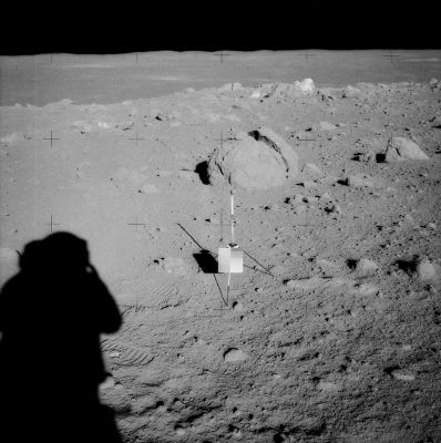 AS 14-68-9445 - A shadow, the "Gnomon", rocks and boulders
Down-Sun of the first sampling location at Station C-Prime. The white boulder at Station C1, known as Saddle Rock, is on the local horizon, above and to the right of the split boulder beyond the gnomon.
Parole chiave: Lunar equipment, tools and materials