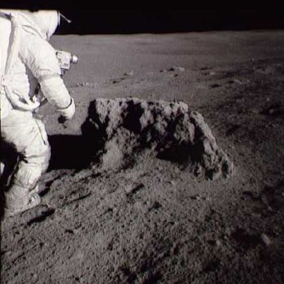 AS 14-68-9414 - Lunar "Outcrop"
Un affioramento Lunare ("outcrop") del tutto simile ad altri outcrops che abbiamo di recente visto su Marte, alle pendici delle Columbia Hills. Molto curiosa ed intrigante la forma di questo piccolo rilievo: da guardare ancora con attenzione.
Parole chiave: Moon unusual surface features