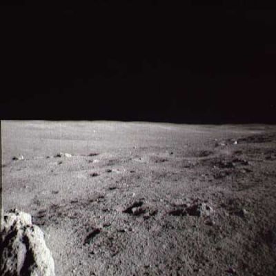 AS 14-68-9418 - Lunar "Outcrop"
L'area circostante il Lunar Outcrop: si intravedono due crateri di modeste dimensioni e qualche roccia sparsa.
Parole chiave: Moon unusual surface features