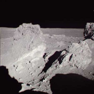 AS 14-68-9449 - Boulders?
Quattro fotogrammi relativi ad una formazione rocciosa davvero molto strana ed un piccolo "enigma": guardate attentamente...
Parole chiave: Moon unusual surface features