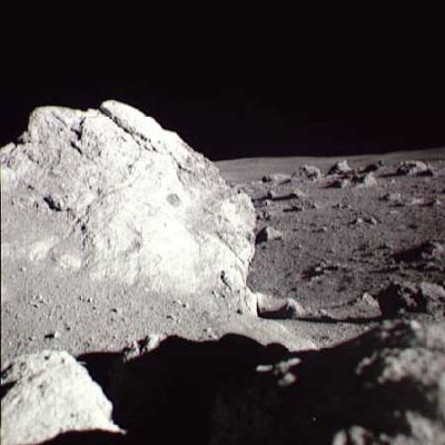 AS 14-68-9451 - Boulders?
...La panoramica su questa formazione rocciosa davvero strana prosegue. Guardate ora la prossima fotografia, con ESTREMA ATTENZIONE...
Parole chiave: Moon unusual surface features