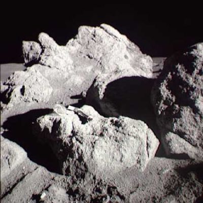 AS 14-68-9452 - Boulders?
...Forse ci sbagliamo e forse no: secondo noi si tratta sempre della medesima formazione rocciosa (verificate osservando i particolari della roccia alla Vostra Dx) ma...In questa ripresa non sembra anche a Voi che sia cambiato qualcosa?!?
Sono "apparse" delle grosse rocce alla base dei macigni maggiori, o ci sbagliamo?!? L'angolo di ripresa, rispetto ad AS 14-68-9450 è senz'altro cambiato ma...a noi sembra che qualcosa non quadri.
Provate a controllare anche Voi!
Parole chiave: Moon unusual surface features - Controversial
