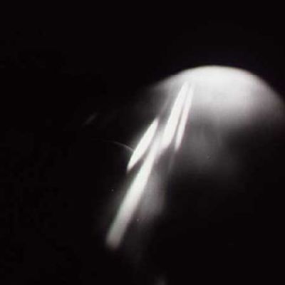 AS 14-69-9493 - Orbital Enygma (1)
Una serie di 3 frames assolutamente "unexplainable". Che cosa mostrano? Difficile a dirsi. Un controluce non ben eseguito, una serie di raggi e di riflessi, forse una falce di Luna, appena intuibile, sulla Sn del frame. E' un vero peccato che la NASA (nelle sue forme più autorevoli) rifiuti in maniera categorica di fornire la benchè minima spiegazione circa il contenuto di alcuni frames. Così facendo, secondo noi, non si mettono a tacere nè i Ricercatori (più o meno seri ed accreditati), nè i Visionari (idem c.s.): così facendo si contribuisce - per altro in maniera davvero stupida! - a creare del mistero (dove non occorre) e nuove ondate di speculazione gratuita (dove ce n'è già abbastanza). Noi ci sottraiamo alla corrente "speculativa" e Vi diciamo, sinceramente, che NON ABBIAMO IDEA di che che cosa questo frame ed i 2 che seguono intendessero immortalare. Forse nulla. Forse sono solo scatti venuti male...
Parole chiave: Controversial