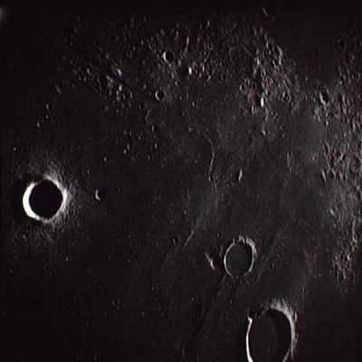 AS 14-70-9834 - Something's about to happen...
Abbiamo trovato l'intera sequenza (costituita da 3 frames distinti) che testimonia in maniera decisamente convincente il passaggio, accanto all'Apollo 14 - mentre era in orbita intorno alla Luna - di un oggetto di forma allungata, capace di emanare una luminosità diffusa e che sembra avere delle "finestre" o degli "oblò" sul suo corpo principale (se si trattasse di un aereo convenzionale, diremmo sulla "fusoliera"). Come sempre, partiamo dal frame che precede l'inizio dell'avvistamento e che, comunque, ci offre una bella visione della Luna. Quello che seguirà, fa parte della Storia...
Parole chiave: Moon from orbit