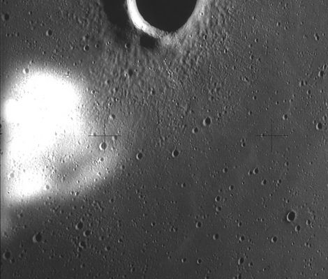 AS 14-70-9835 - The Alien Space-Ship is on sight (1) ORIGINAL - HD (Detail mgnf)
Siamo finalmente giunti in possesso delle tre immagini che hanno sollevato tante discussioni nella Comunità Scientifica ed Ufologica. Si tratta, come ovvio, della loro versione originale ed uncompressed. Per motivi di spazio, tuttavia, non Vi possiamo offrire l'intero frame (pubblicato nella Reserved Area), ma solo il dettaglio della misteriosa "chiazza di luce" che, per alcuni, è un riflesso, per altri una Nave Spaziale Aliena e per altri ancora un semplice difetto del frame. Noi, agendo come sempre in piena onestà, possiamo dirVi che il mistero non può - a nostro avviso - essere risolto solo con l'ausilio di queste immagini le quali, più che spiegare, ci forniscono solo alcuni spunti per immaginare, se non la Verità, almeno qualche scenario plausibile.
Parole chiave: Controversial image