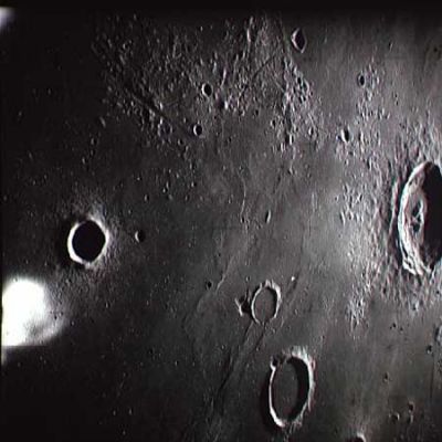 AS 14-70-9835 - The Alien Space-Ship is on sight (1)
I frames contraddistinti dai numeri 9835, 9836 e 9837, a nostro avviso, costituiscono - al pari di altri che abbiamo incontrato o che incontreremo durante il nostro viaggio attraverso gli Apollo Days - l'evidenza oggettiva di una "presenza" aliena in prossimità della Luna. Abbiamo visionato i frames originali uncompressed relativi a questo fenomeno e riteniamo non vi possa essere ombra di dubbio: l'oggetto luminoso che transita accanto all'Apollo 14 è un "oggetto". Non è un riflesso, non è un difetto del film, non è un effetto prismatico. Purtroppo, come ben sapete, noi non possediamo la Verità e non sappiamo con esattezza "che cosa" questo "corpo luminescente" effettivamente sia. Però sappiamo, a questo punto (ed anche Voi potete verificarlo analizzando i frames in questione) che cosa esso "NON è" e questo risultato, secondo noi, è già un grande risultato.
Ora osservate i tre frames, analizzateli (se volete) e maturate le Vostre idee...
Parole chiave: Controversial