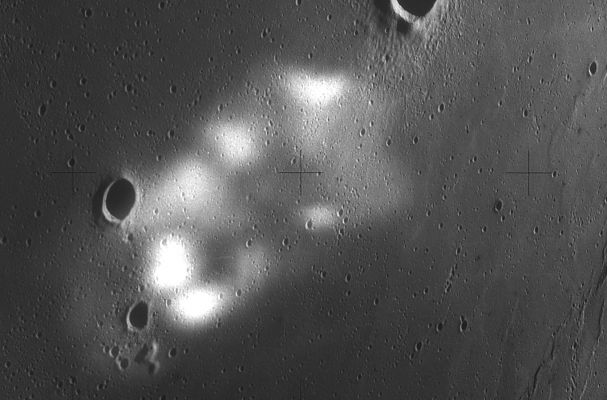 AS 14-70-9837 - The Alien Space-Ship is on sight (3) ORIGINAL - HD (Detail mgnf)
Quando l'attività interpretativa viene basata su prove deboli (quali sono, in fondo, le fotografie) i rischi di credibilità che si corrono sono immensi: a volte, magari, ci sia avvicina alla Verità ed altre volte si rischia di dire (o si dicono!) delle colossali stupidaggini. Per questo trittico di frames non siamo riusciti a venire a capo di nulla e quindi Vi lasciamo il compito (ingrato) di studiare le immagini e, se Ve la sentite, di avanzare delle ipotesi. Noi comunque Vi diciamo quello che pensiamo, precisando che si tratta di una semplice congettura (peraltro azzardatissima) che di scientifico non ha nulla. Secondo noi quella "macchia di luce" non è un difetto dell'immagine e non è un riflesso; e forse non è neppure un'entità corporea (cioè una Nave Spaziale Aliena). Secondo noi quel "disegno di luce" potrebbe essere qualcosa di simile ad una "proiezione": un'immagine tridimensionale generata da un corpo che non è inquadrato nel frame, ma che si trova "là fuori". Provate a studiare il frame completo...
Parole chiave: Controversial image