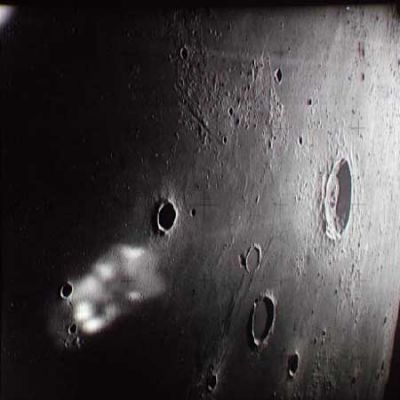 AS 14-70-9837 - The Alien Space-Ship is on sight (3)
Secondo noi questa immagine, fra le tre, è la più chiara e la più inequivocabile. Se prestate attenzione ed osservate la posizione della presunta Nave Spaziale Aliena in rapporto agli oggetti presenti sulla superficie della Luna (i quali ci fanno da preziosi punti di riferimento) e supponendo altresì che il moto dell'Apollo 14 sia sostanzialmente lineare (e crediamo che non potrebbe essere altrimenti), allora dovreste essere in grado di notare che l'Anomalia Orbitale, nel corso dei 3 frames, sembra spostare leggermente l'inclinazione del proprio asse, proprio come se stesse effettuando una sorta di "correzione di rotta".
Fantasia? Forse quest'ultima parte è maggiormente speculativa, ma l'Anomalia Orbitale ci sembra difficile disconoscerla...
Parole chiave: Controversial