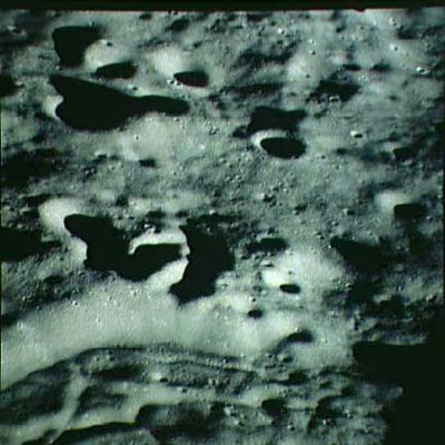 AS 14-72-9953 - Trails on the Moon
Apriamo ora una ulteriore serie di 4 fotogrammi che ritraggono, sia pure solo con "viste parziali", una zona della Luna (e purtroppo non siamo neppure in grado di dire con esattezza di quale zona si tratti) in cui il terreno sembra essere stato "arato" o, secondo una diversa prospettiva, appare percorso da "canali" simili, in fondo, a quelli che si pensava esistessero su Marte. 
In questo frame, l'area di interesse è ben visibile in basso e, con maggior chiarezza, sulla Sn dell'immagine. 
Si tratta, con ogni probabilità, del risultato di eventi sismici e/o vulcanici occorsi qualche milione di anni fa i quali, comunque, restano enigmatici.
Parole chiave: Moon from orbit - Controversial