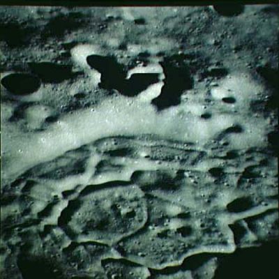 AS 14-72-9954 - Trails on the Moon
Forse questo è il fotogramma migliore per riuscire a cogliere, quasi per intero, lo stranissimo "quadro" che la Natura ha disegnato sulla superficie della Luna. 
Parole chiave: Moon from orbit - Controversial