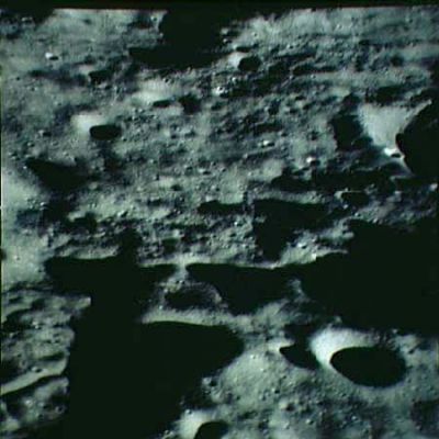 AS 14-72-9955 - Trails on the Moon
Allorchè osserviamo il suolo di un corpo celeste da una notevole distanza (ed in questo caso ci troviamo a circa 300 Km di altezza rispetto alla superficie Lunare) dobbiamo tenere bene a mente che la definizione dei paesaggi è pesantemente influenzata dalle ombre. Ciò che intendiamo dire è che, in un "disegno del suolo" come quello che stiamo esaminando adesso, una parte della sua "trama" potrebbe anche dipendere da semplici illusioni ottiche le quali sono state create da giochi di luce e di ombre. Luci ed ombre rese più affilate dalla mancanza di aria e di atmosfera e, dunque, capaci di ingannare anche degli occhi molto esperti. Ciò che vogliamo dire è che, spesso, le "strutture" che si vedono sulla Luna o su Marte o su alcuni satelliti di Giove - a prescindersi dalle congetture e dalle speculazioni circa la loro origine naturale o artificiale - possono ben essere il prodotto NON SOLO di oggetti reali (quali canyons, avvallamenti, colline o altro), MA ANCHE di semplici giochi di luce e di ombre!
Parole chiave: Moon from orbit - Controversial