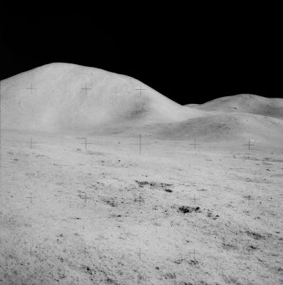 AS 15-82-11053 - Mount Hadley in full light
Per iniziare questa "Passeggiata Lunare", l'immagine dell'enigmatico Monte Hadley ci è sembrata la scelta migliore. 
In effetti, tutta la Missione Apollo 15 finirà con il ruotare attorno a questa montagna, di modeste dimensioni, ma di grande interesse (geologico e non solo). Le Anomalie riscontrate - ad oggi - non sono state moltissime, ma una - davvero notevole! - coinvolge proprio questo monte. Si tratta (piccola anticipazione...) di un oggetto sferico, luminosissimo, che si trova a terra, nei pressi del medesimo versante di Monte Hadley che vediamo in questo frame. 
Che cos'è? Noi non lo sappiamo, ma se a Voi venisse un'idea...Siamo tutt'orecchi!
Parole chiave: Mount Hadley