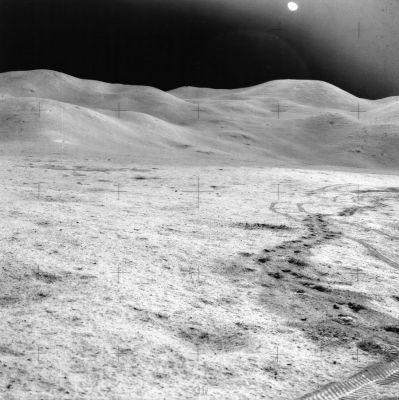AS 15-82-11055 - Swan Hills, Rover tracks and footprints
Un frame bellissimo, simbolico e, riteniamo, degno di far parte della Galleria dei "Top-10 Frames" della Missione Apollo 15.
Parole chiave: Moon Panorama