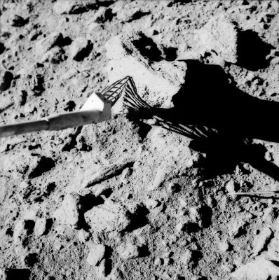 AS 15-82-11101 - "Slickensides" rocks (1)
Cross-Sun "before" from the north of the "slickensides" rock. A "slickensides" is a smooth surface created when two rock faces slide across each other. 

Noi, dopo aver preso atto di quanto detto in questa caption originale, ci domandiamo "che cosa" possa spingere due rocce a sfregarsi l'una contro l'altra sino a diventare lisce. 
Se lo "sfregamento" avviene sulla Luna, poi, la domanda diventa ancora più interessante...
Parole chiave: Moon rocks