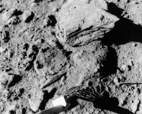 AS 15-82-11104 - "Slickensides" rocks (2)
Istantanea ripresa durante l'EVA-3. Vediamo, confuse nella grigia polvere Lunare (regoliti), alcune pietre dalla superficie liscia le quali sono conosciute con il nome di "slicken-sides rocks" (lett. rocce dai lati lisciati). 
La teoria più accreditata sull'origine di queste pietre dalle "facce lisce" ritiene che la levigatura dei loro lati possa essere dipesa da un vero e proprio sfregamento delle une sulle altre il quale è, ovviamente, occorso in epoche remote.
Non abbiamo elementi nè cultura sufficiente per assentire o per  dissentire con questa teoria e quindi Ve la proponiamo così com'è. 
Decidete Voi se Vi convince oppure no.
Parole chiave: Lunar rocks