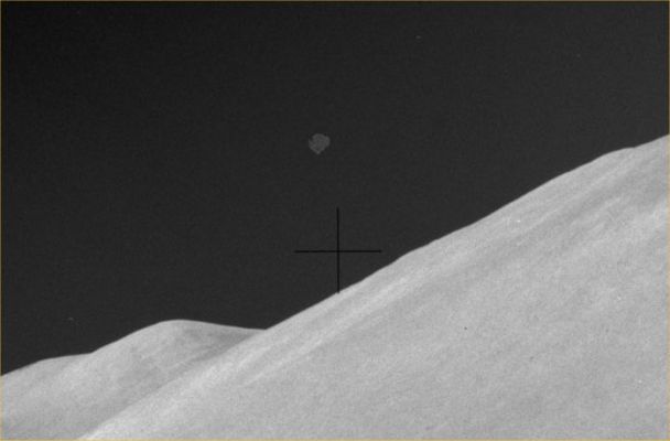 AS 15-82-11178 - Possible "Anomaly" over the Hadley Delta (St. 10) detail mgnf
Dettaglio di un corpo squadrato e sagomato che potrebbe essere sia un difetto della pellicola, sia un'Anomalìa vera e propria. A sensazione, propendiamo per il photoartifact, però non si può mai dire...
Parole chiave: Lunar Horizon - Possible Anomaly