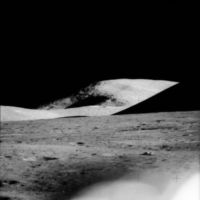 AS 15-84-11247 - The western base of Mt Hadley
Spettacolare frame che riprende le pendici del versante occidentale del Monte Hadley: una "piccola montagna" (piallata, come la quasi totalità delle colline e dei monti della Luna) che ha comuque riservato - ci pare - agli Astronauti ed a noi un grande quantitativo di sorprese (oltre che una serie di scorci davvero splendidi).
Parole chiave: Mount Hadley