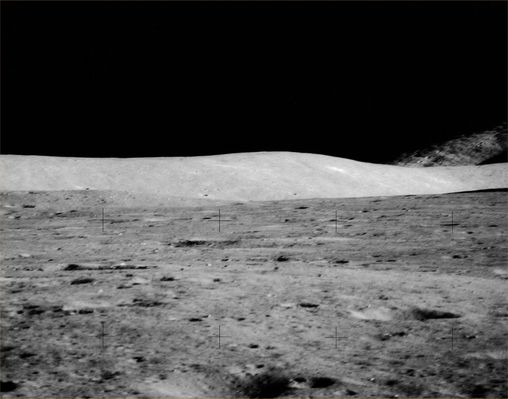AS 15-84-11248 - The Western Base of Mt Hadley (HR)
Original caption:"106:57:25 MT. 
500-mm shot of the Western Base of Mt Hadley, leftward of AS 84-11247. Scan courtesy NASA Johnson".

Parole chiave: Lunar Mountains - Mt Hadley