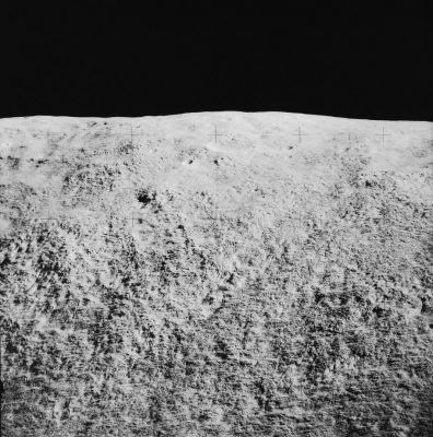 AS 15-84-11309 - Up to the top of Mt Hadley
Caption NASA originale:"This is the first in a vertical strip of 500mm images of Mt. Hadley taken by Dave Scott from Station 6. 
Two sets of linear features can be seen on the mountain: a set running diagonally down from the upper right to the lower left and a nearly horizontal set dipping down slightly to the left. The diagonal set is the more prominent when the mountain is viewed as a whole and these are believed to be due to lighting effects. The features in the horizontal set, when viewed from lunar orbit, appear to be benches that may have resulted from slumping on the steep mountain face". 
Parole chiave: Mount Hadley