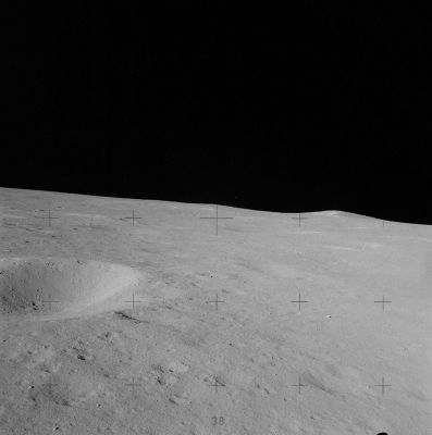 AS 15-82-11389 - Lunar Horizon and Star-like Object
Sempre su segnalazione dell'Amico Lorenzo Leone (ottimo "occhio"!), abbiamo ripreso in esame anche i frames AS 15-82-11391 ed 11392 onde poter verificare la possibile presenza di "bright spheres" e "star-like objects" nei quadri.

Ebbene, dopo aver verificato che il Sig. Leone ha effettivamente visto bene, abbiamo deciso di fare qualcosa in più e, come è buona norma fare in questi frangenti, siamo andati un pizzico a ritroso, tanto per vedere se già si vedeva qualcosa di strano nei frames immediatamente precedenti a quelli "caldi". Ed infatti, ancora una volta, qualcosa è saltata fuori...

Partiamo dall'11389: c'è già uno Star-like Object che si libra sull'orizzonte lunare...
Parole chiave: Lunar Horizon - Possible Star-like Object