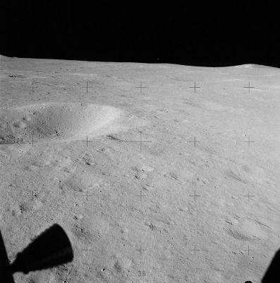 AS 15-82-11390 - Lunar Horizon and Star-like Object
Nel frame successivo, lo Star-like Object - e questo è un indizio molto forte sulla possibile origine "reale" del corpo luminoso fotografato - si conferma presente.

Guardate Voi stessi...
Parole chiave: Lunar Horizon - Possible Star-like Object