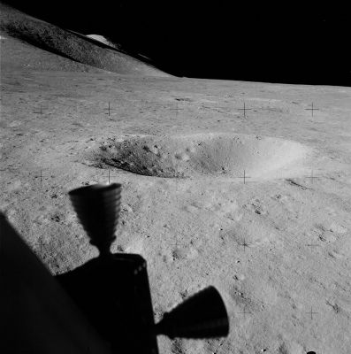 AS 15-82-11392 - Lunar Horizon and Star-like Object
Ed in quest'ultimo frame della piccola carrellata (il frame 11391 è ambiguo e quindi non lo possiamo prendere in considerazione nell'analisi) lo Star-like Object ci appare per l'ultima volta, più alto sull'Orizzonte Lunare di quanto non lo fosse stato in precedenza e molto meno luminoso.

Il Sig. Leone (lo vedete quanto è importante la partecipazione effettiva ed attenta dei Lettori?) ha fatto la Sua parte; noi, la nostra. Purtroppo le risposte mancano (che volete farci...), ma gli "occhi aperti" e gli "elementi di supporto", come vedete, continuano ad aumentare.

E questo, secondo noi, è il più grande risultato che potessimo auspicare ed al quale, oggi come oggi, possiamo ambire.
Parole chiave: Lunar Horizon - Possible Star-like Object