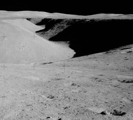 AS 15-85-11425 - Panorama (HR)
Frame panoramico ripreso dalla Station 1 (EVA-1): una veduta dell'Hadley Rille, un grande canale che, nelle immagini ottenute dall'orbita, assomiglia al letto prosciugato di un fiume. Questa ripresa è stata effettuata sulla direttrice Nord/Sud (guardando da Nord).
Nota: moltissimi Ricercatori (NASA e non) ed altrettanti Esperti di Storia e Fotografia Astronautica hanno definito questo frame come "il più bello dell'intero Programma Apollo".
Parole chiave: Moon Panorama