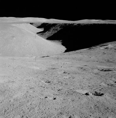AS 15-85-11425 - Northern rille
Caption NASA originale:"This frame from Jim's Station 2 pan gives a spectacular view up the rille to the north. Note the fresh-raised-rim crater at the right side of the frame. This crater is southwest of Elbow and has a considerable amount of blocky ejecta around it. This crater can also be seen in several pictures taken through the 500-mm lens from Stations 9 and 10".
Parole chiave: Moon Panorama