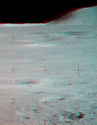AS 15-85-11509 e 11510 - Panorama in 3D
Un omaggio del Dr Alessio Feltri agli Amici di Lunar Explorer Italia in generale e, in particolare, agli amanti della tridimensionalità. Ebbene, se possiamo darVi un suggerimento, Vi diciamo di non sottovalutare mai l'importanza delle immagini in 3D: la vera configurazione del suolo, infatti, quando non si ha la fortuna di poter fare delle verifiche "in loco", la si apprende solo usando questo tipo di tecnica di osservazione. 
Non ci credete? E allora prendete la coppia di frames da cui è stato ottenuto questo 3D: il terreno Lunare, nelle immagini "normali", sembra liscio e piatto, con qualche leggera - minima - increspatura. Niente di più sbagliato e fuorviante, invece! 
Indossate gli "occhialini" e poi riguardate il paesaggio...
Parole chiave: Moon Panorama - 3D