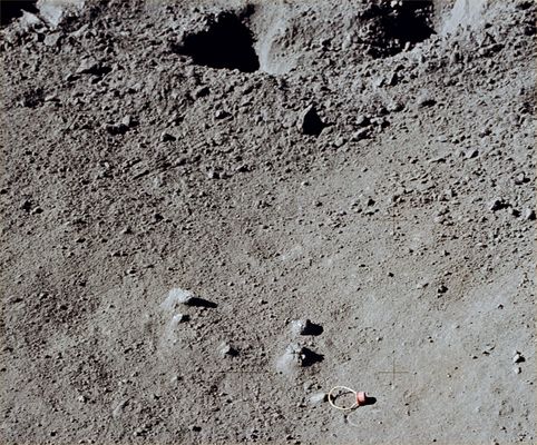 AS 15-86-11606 - Glass Sphere on the ground
Questa è la rubrica ufficiale usata anche dalla NASA per questo frame in HD. Ma, a parte quello strano oggetto color rosa e giallo (probabilmente fatto di plastica) che faceva parte dell'equipaggiamento degli Astronauti, questa enigmatica "Glass Sphere", dov'è?!?

A meno che, ovviamente, il termine Glass-Sphere non sia altro che un nick-name per indicare l'oggetto in questione il quale, nel frame 11608, viene rimosso.
Ad ogni modo, un'immagine come questa nasconde moltissime domande alle quali non è decisamente facile dare una (sensata) risposta...
Parole chiave: Lunar Equipment