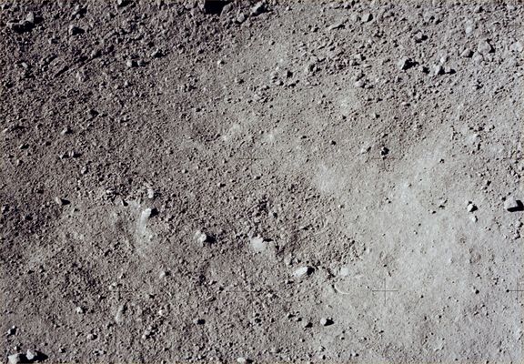 AS 15-86-11608 - Photo of the ground after the removal of the Glass Sphere
Ammettendo tranquillamente l'origine "terrestre" del piccolo manufatto che è stato chiamato "Glass Sphere" (?!?) ci poniamo sostanzialmente due domande: 
1) agli Astronauti cade di mano un oggettino che fa parte di qualche dotazione del loro equipaggiamento: cose che capitano. Ma allora perchè fermarsi a fotografarlo? 
2) supponendo che la fotografia fosse in qualche modo connessa alla problematica del contrasto fra oggetti colorati e la cinerea superficie Lunare (funzione già devoluta allo Gnomon) perchè, una volta raccolto l'oggetto, il suolo viene ri-fotografato?

Che cosa c'era di così strano e/o di così importante nel manufatto caduto sul suolo e quindi ripreso?
Parole chiave: Lunar soil