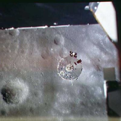 AS 15-87-11695 - Descent to the Moon
Dal 26 Luglio al 7 Agosto 1971: questo è lo spazio di tempo occupato dalla Missione Apollo 15: 12 giorni, 17 ore e 12 minuti. 
L'area di allunaggio e la zona delle operazioni è conosciuta come "Hadley-Apennine", vicino all'Apennine Mountains (coord.: 26.13224° N, 3.63400° East - dati ottenuti dal National Space Science Data Center).
Durante questi 12 giorni vennero eseguite 3 AEV, per un totale di 18 ore e 30 minuti; a questo tempo deve anche essere aggiunta un'Attività Extra-Veicolare eseguita da Worden (durata 38 minuti) durante il ritorno a Terra. Durante questa missione vennero collaudate (positivamente) nuove tute spaziali che garantivano agli astronauti non solo dei maggiori conforts, ma anche la possibilità di AEV più lunghe. Apollo 15 rimase sulla Luna per quasi 70 ore ed il Lunar Roving Vehicle percorse quasi 30 km. Da non dimenticare il rilascio, in orbita intorno alla Luna, di un piccolo satellite artificiale del quale non sappiamo nulla ma che abbiamo motivo di ritenere sia ancora operativo.
Parole chiave: Postcards from the Moon