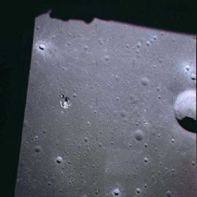 AS 15-87-11697 - Descent to the Moon
Questa immagine, al pari della precedente, venne ripresa durante la discesa del LM verso la Luna. Si tratta di fotografie che non solo posseggono un grandissimo valore scientifico ma che sono pure - profondamente - belle e suggestive. 
E, come avrete occasione di vedere, troveremo anche un'Anomalia, in una delle prossime...
Parole chiave: Postcards from the Moon