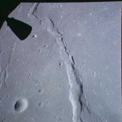 AS 15-87-11714 - Descent to the Moon
Ancora una veduta della Luna, mentre la sua superficie si avvicina sempre di più. Da sottolineare l'eccezionale nitidezza di questa e delle altre immagini.
Parole chiave: Postcards from the Moon