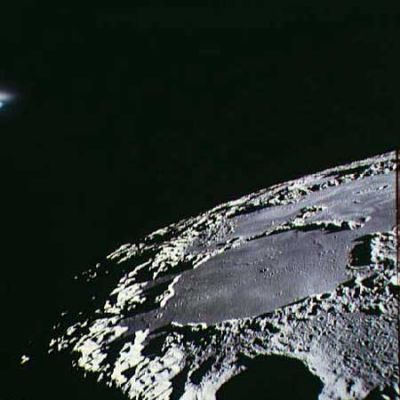 AS 15-87-11725 - Descent to the Moon - The Lunar Limb
C'è qualcosa che brilla, in alto a Sn dell'immagine. 
Forse è un difetto della fotografia o forse è un riflesso: certo è che qualcosa di luminoso è stato (quasi) catturato da questo frame. Che cosa? Attendiamo di visionare il frame originale uncompressed e poi ci sbilanceremo...
Parole chiave: Moon - Controversial